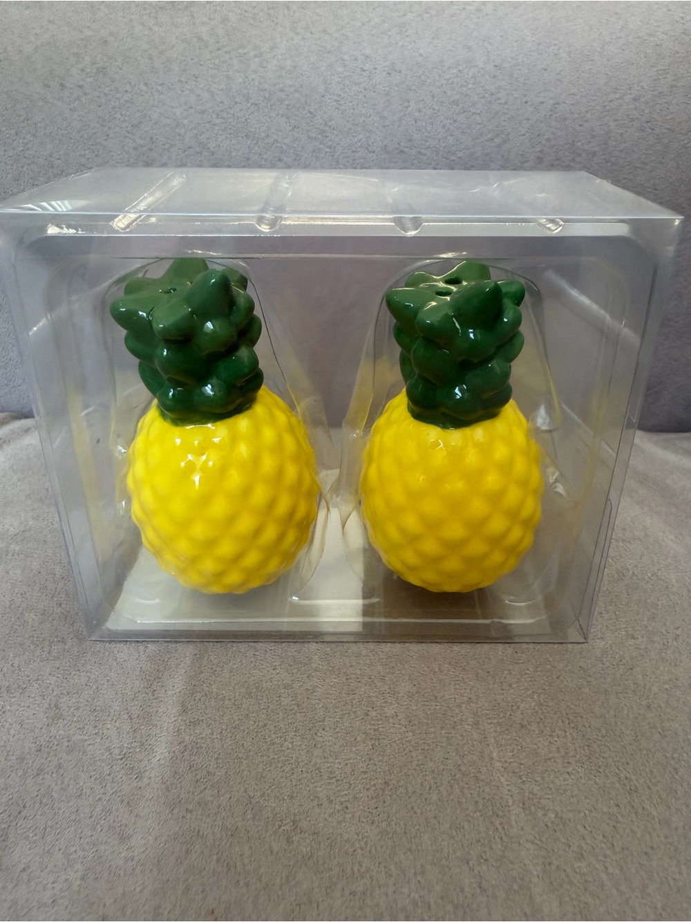 🎀5 for $25 🎀 Pinapple salt and pepper shakers